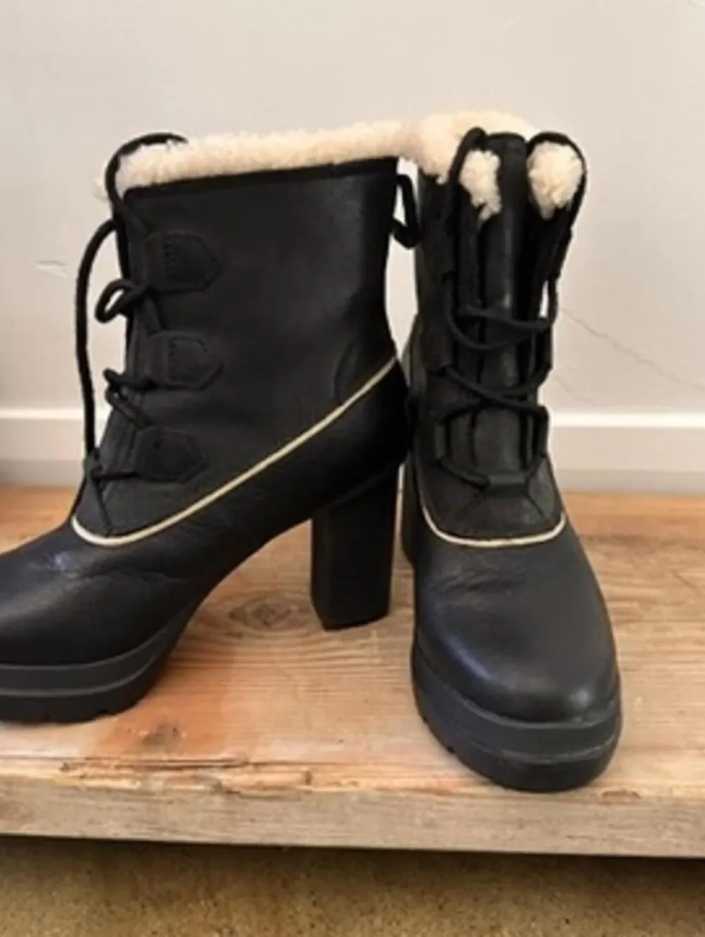 Sorel Dacie Lace‎ Size 8 Black Leather Waterproof Shearling Boots
